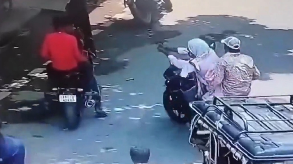 Patna: Motorcycle-borne assailants shoot two youth in broad daylight | VIDEO