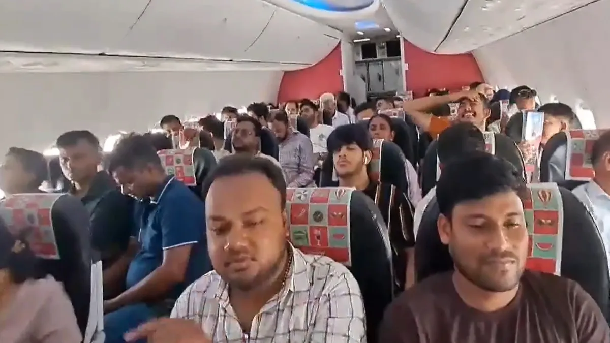 SpiceJet passengers waiting inside plane without AC