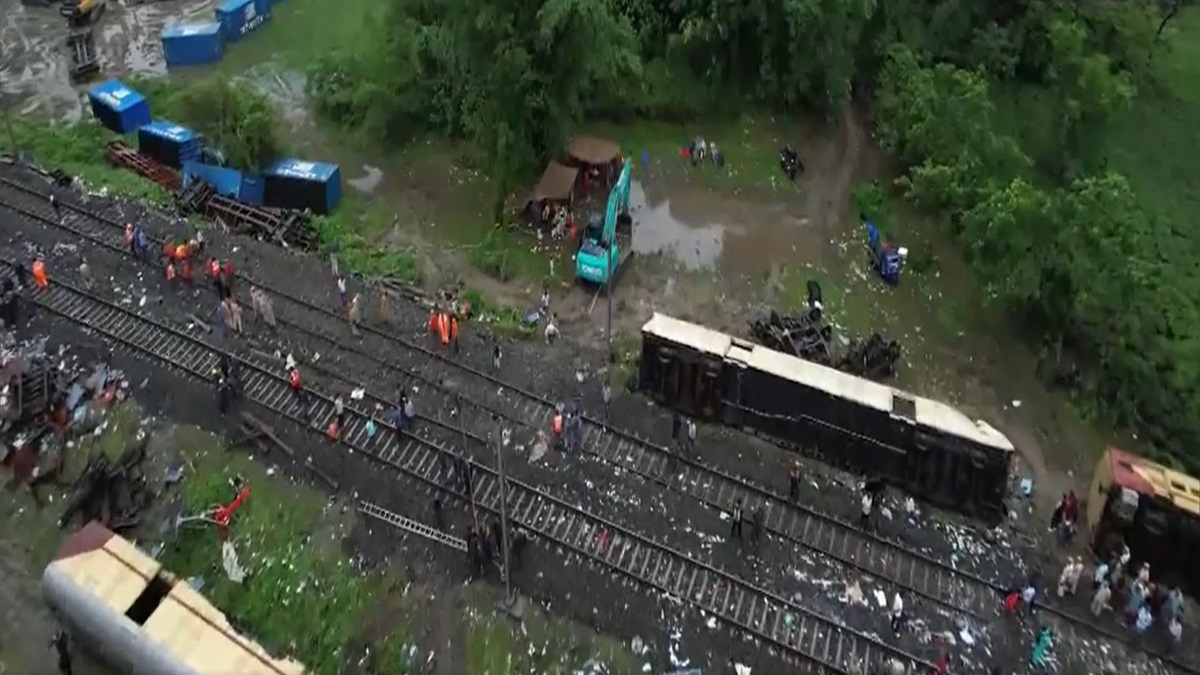 Kanchanjungha Express accident: Restoration work underway | Watch latest visuals from Siliguri