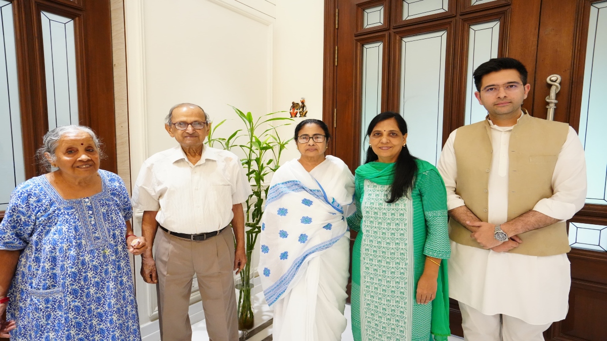 West Bengal CM Mamata Banerjee meets Sunita Kejriwal in Delhi | WATCH ...