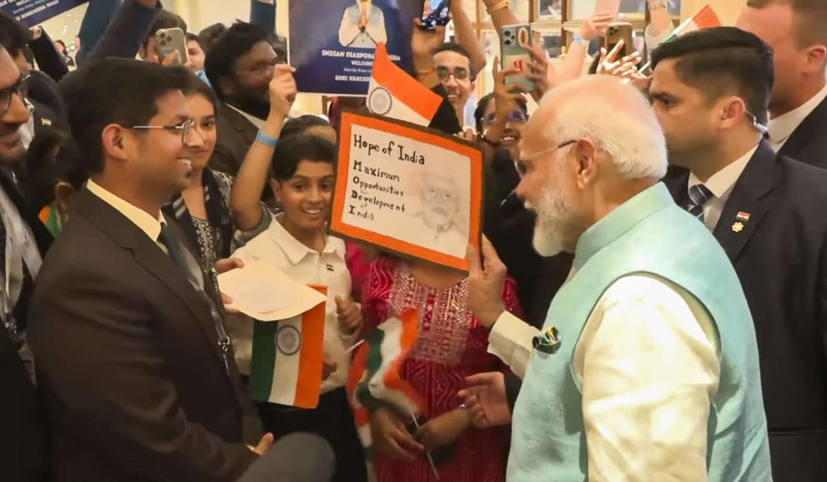 PM Modi arrives to a warm welcome by Indian diaspora in Russia | WATCH