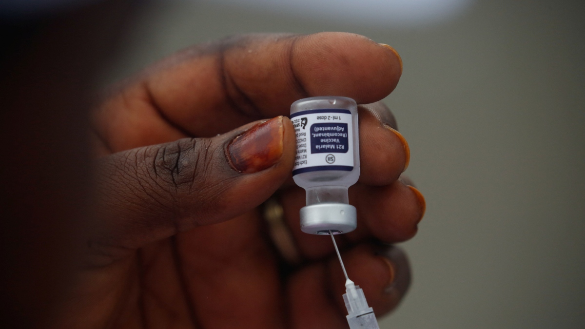 भारत के सीरम इंस्टीट्यूट और ऑक्सफोर्ड यूनिवर्सिटी ने अफ्रीका के आइवरी कोस्ट में मलेरिया का पहला टीका लगाया