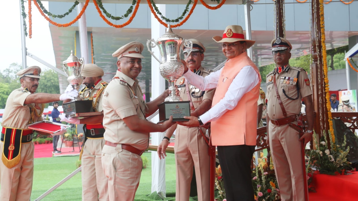 LG presents Greater Kailash police station with cleanliness award at Delhi Police Commissionerate Day Parade