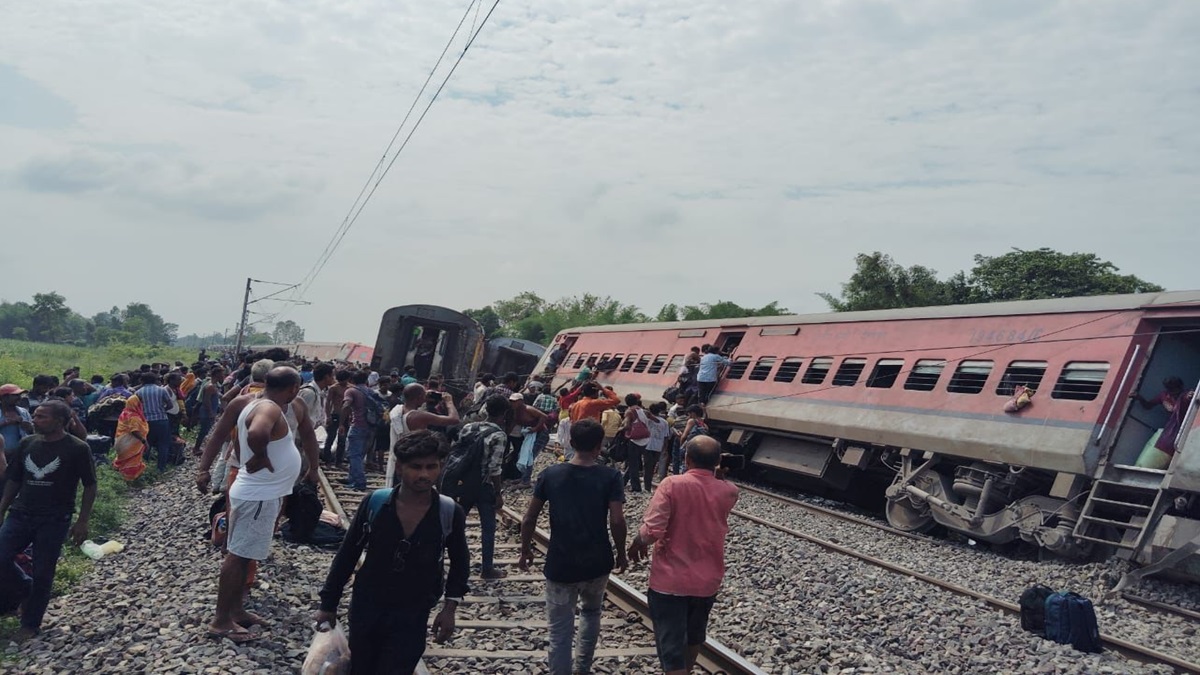 UP: Two dead as several coaches of Dibrugarh Express derail in Gonda ...