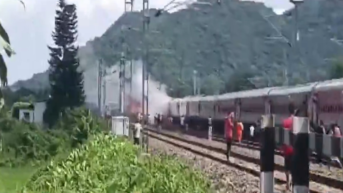 Assam: Fire breaks out in coaches of Gandhi Dham Express in Bongaigaon | VIDEO