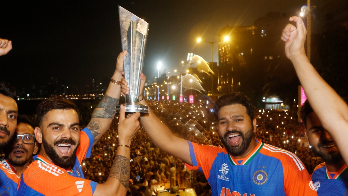 WATCH: Virat Kohli calls Rohit Sharma to lift T20 World Cup trophy together during India's victory parade