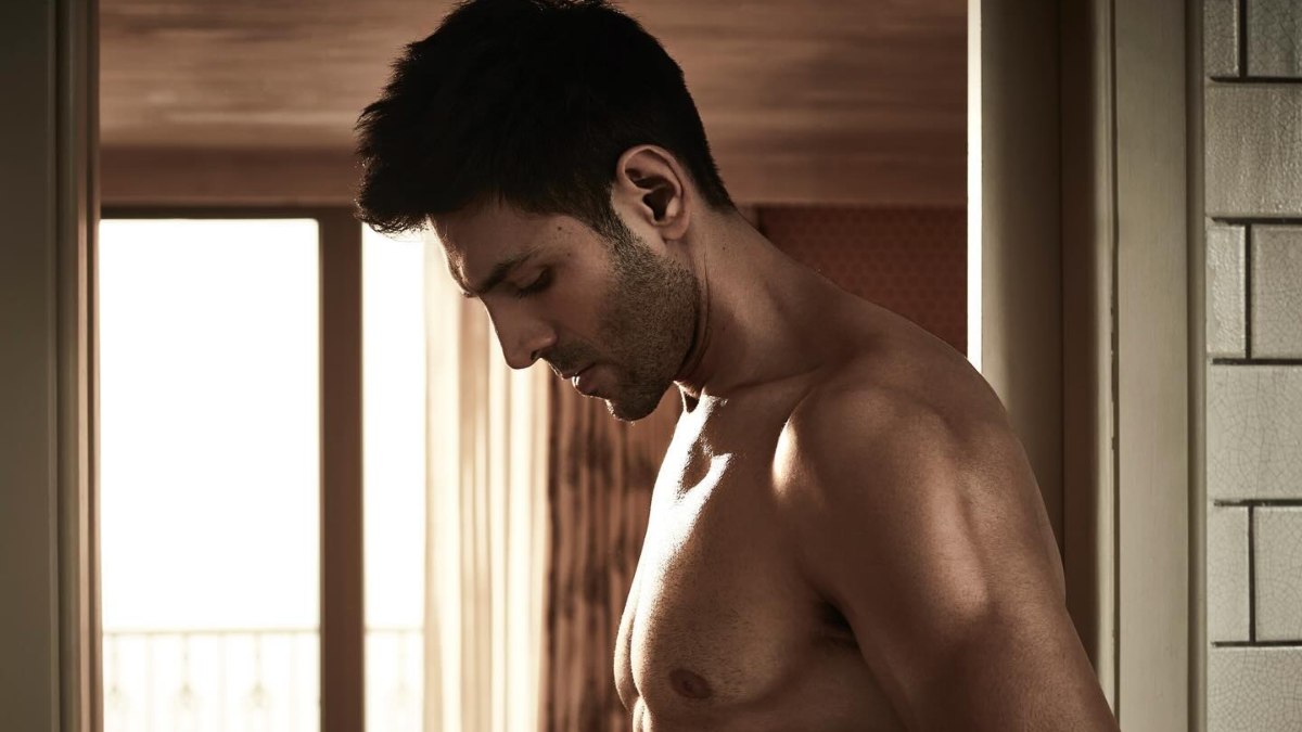 Kartik Aaryan raises temperature on internet with his shirtless pic flaunting ripped body