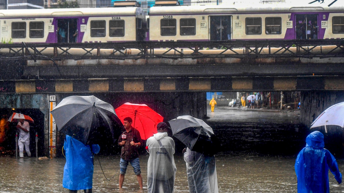 Mumbai Rains Imd Issues Red Alert Asks People To Stay Homes Air Rail Travel Disrupted India Tv 1582