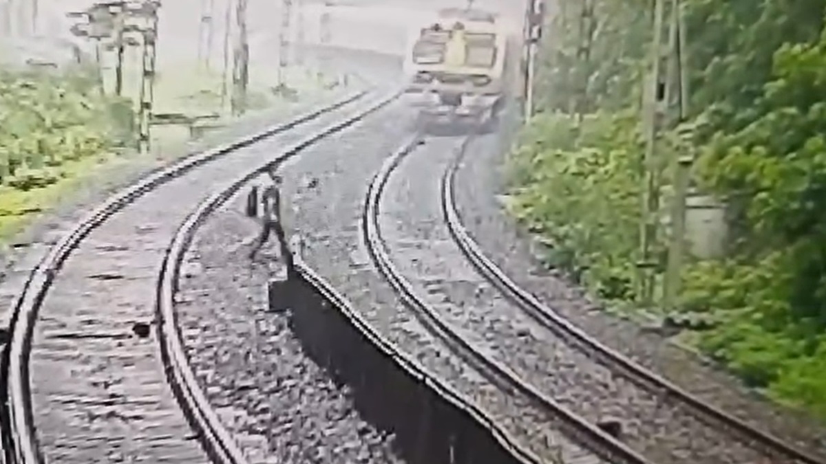 Mumbai: Father, son lie down infront of local train at Bhayandar railway station, commit suicide