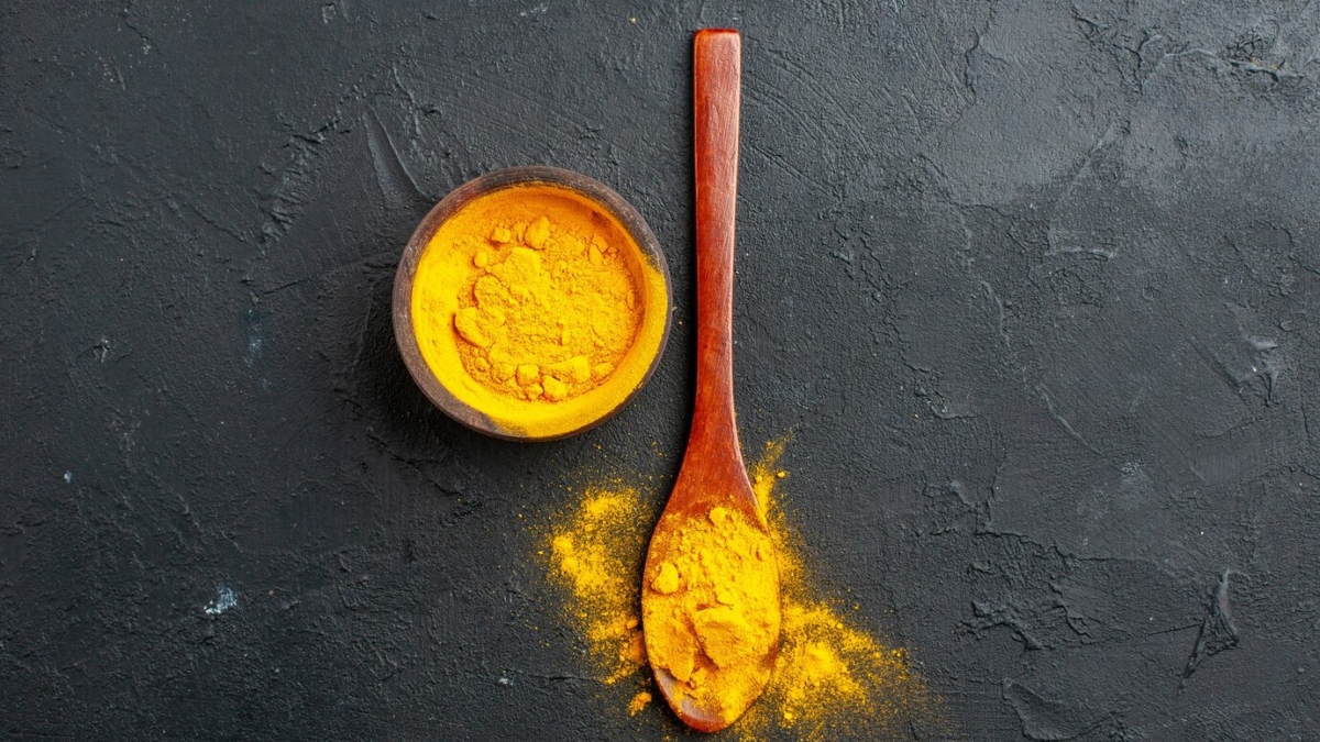 A pinch of turmeric can help to get rid of bad cholesterol stuck in veins, know how to use it