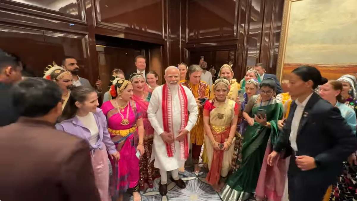 PM Modi meets Russian Cultural Troupe in Moscow, appreciates their talent | Watch video