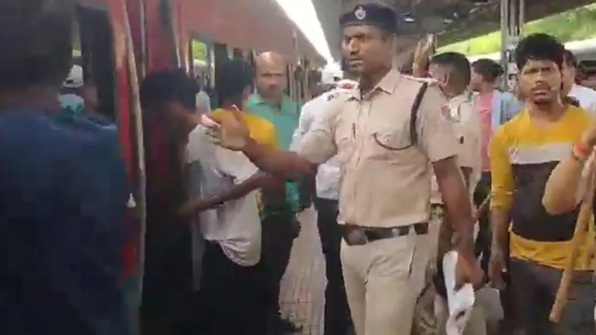 Blast in Bihar Sampark Kranti train at Samastipur Junction creates chaos | Details