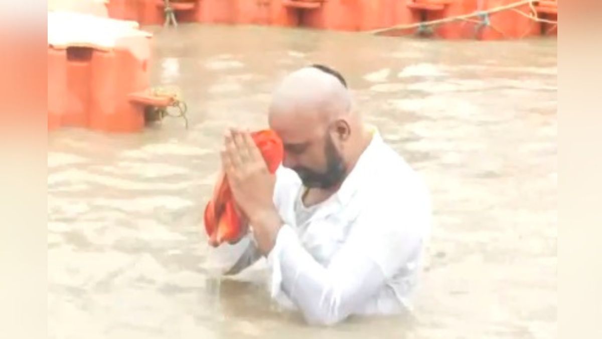 Bihar Deputy CM Samrat Choudhary removes his turban, devotes it to Lord Ram in Ayodhya | WATCH