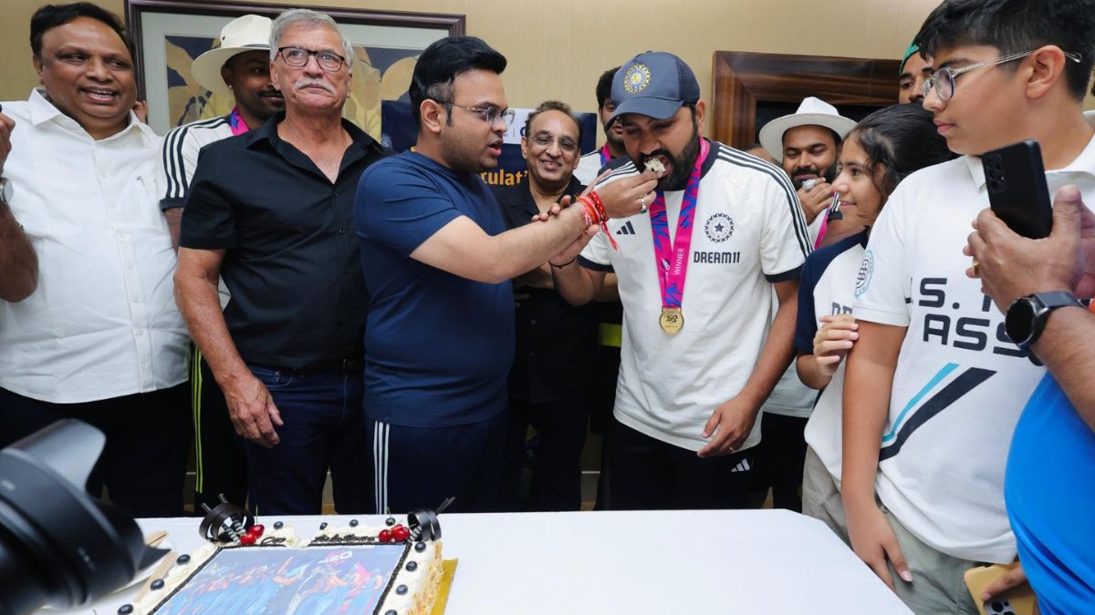 WATCH: Rohit Sharma, Kohli, Dravid among others cut special trophy cake prepared at Hotel ITC Maurya