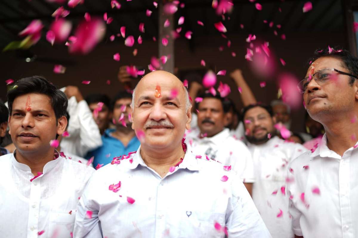 Hugs and smiles: Moment when Sisodia, Atishi get news of SC's relief for Kejriwal | WATCH VIDEO