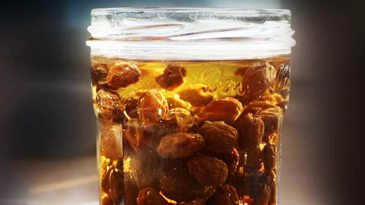 Improves Digestion to Boost Energy: 5 benefits of eating soaked raisins on an empty stomach