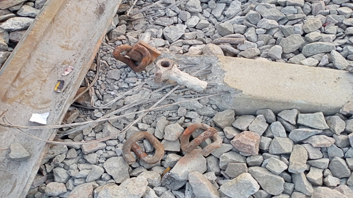 Sabarmati Express derailment near Kanpur: Train hit object placed on ...