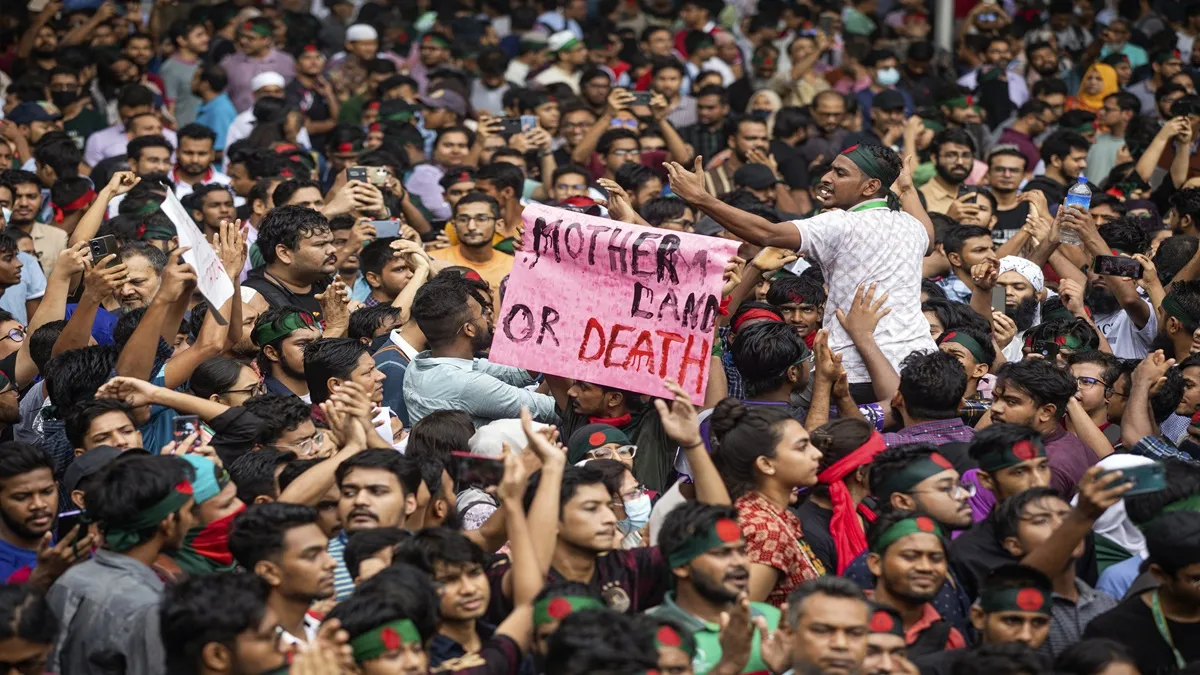 Students protesting in Dhaka