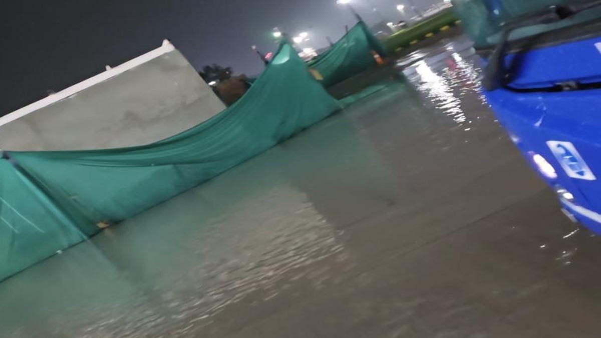 Jaipur airport flooded amid heavy rains, passengers face difficulties to board flights | WATCH