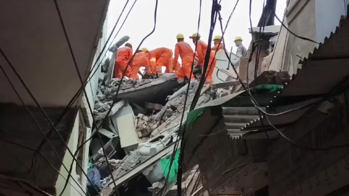 Woman dead, eight feared trapped after two houses collapse near Kashi Vishwanath Temple | VIDEO