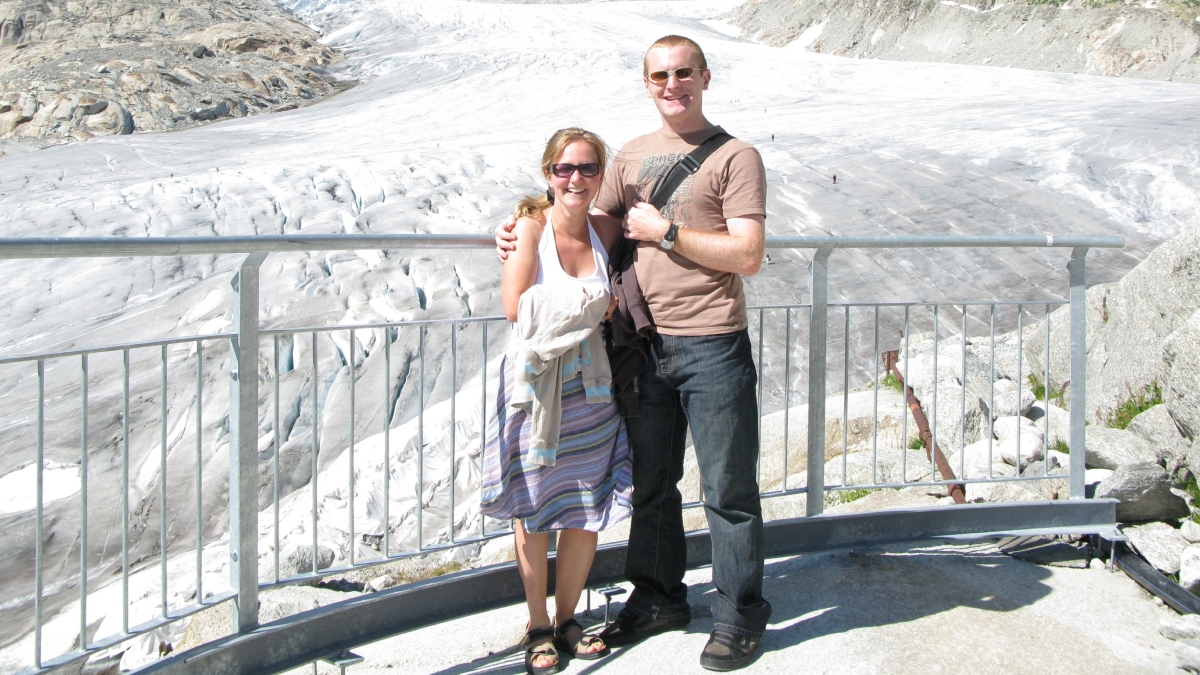 Photos of man in front of glacier 15 years apart show impact of climate change | SEE