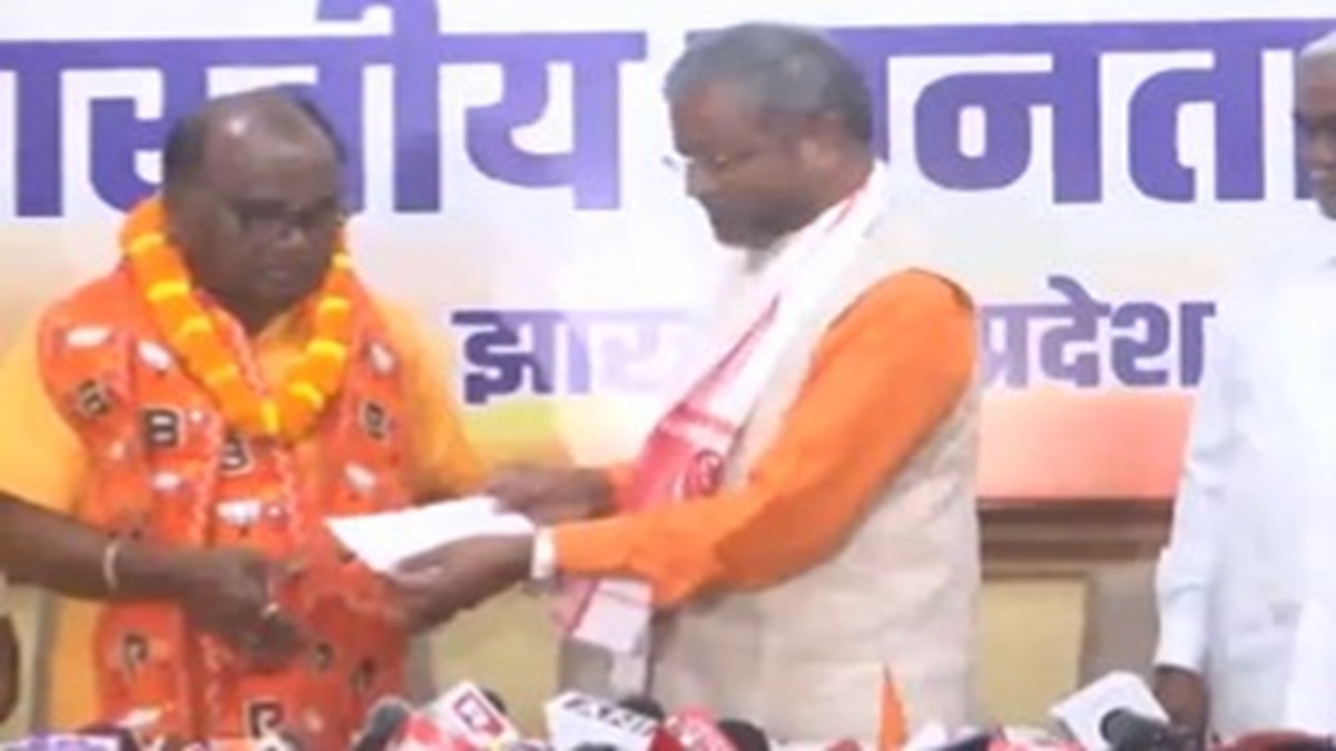 Expelled JMM leader Lobin Hembrom joins BJP, day after Champai Soren switched sides