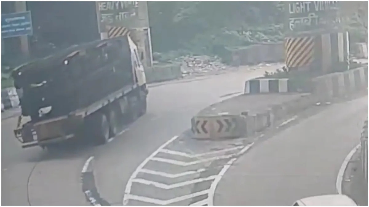 Truck turns turtle on Mumbai-Pune expressway, horrific video captured on cam | WATCH