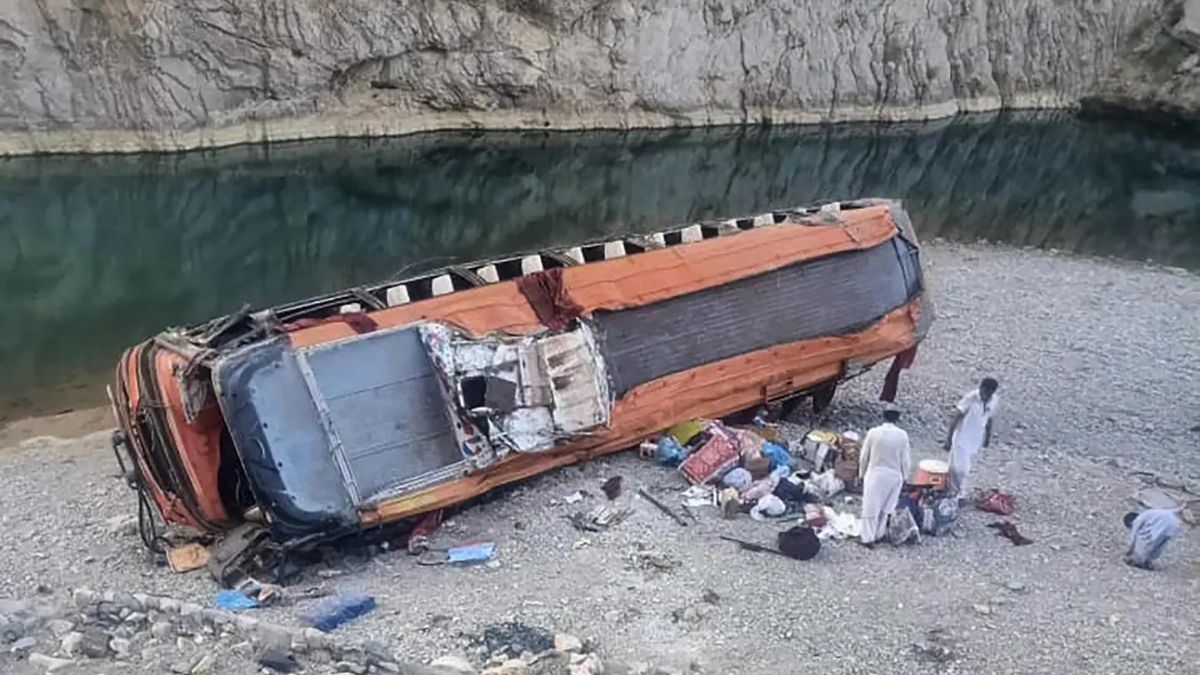 35 Pakistani dead, 18 injured after bus carrying pilgrims to Iraq coverturns in Iran