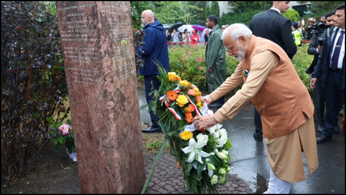 PM Modi lays wreath at Jam Saheb of Nawanagar's memorial in Poland | WATCH