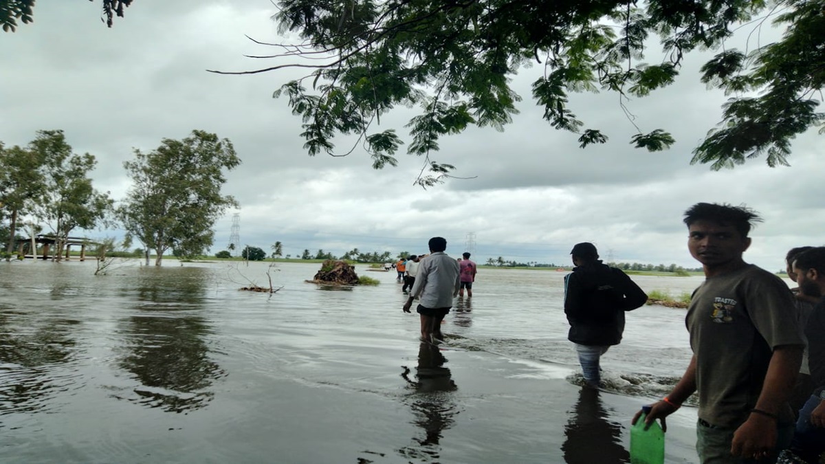 Maharashtra: Five evacuated, two missing as tractor overturns while crossing Krishna River in Kolhapur