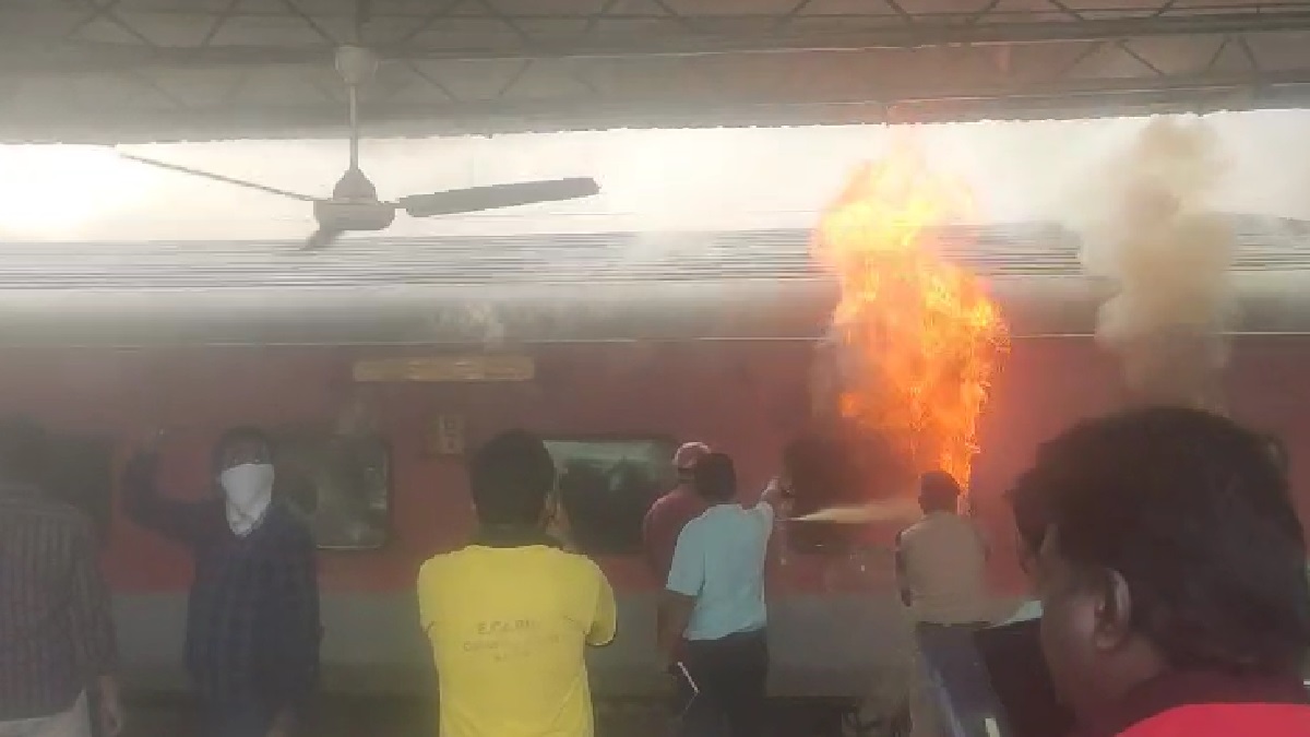 3 coaches of Korba Express train catch fire at Visakhapatnam railway station | VIDEO