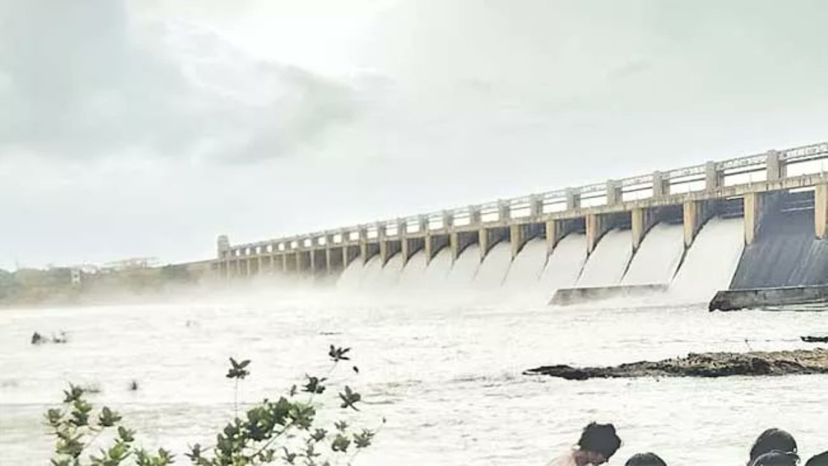 Karnataka: Tungabhadra Dam gate washes away after chain link breaks, neighbouring Andhra Pradesh at high alert