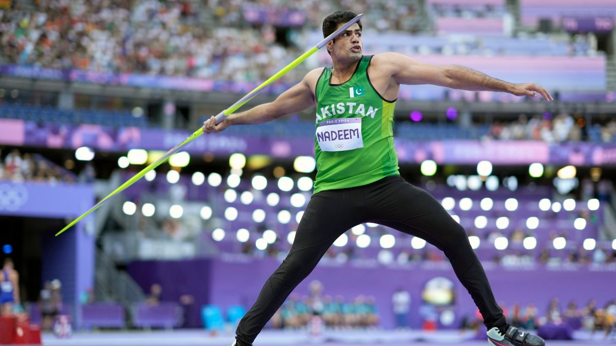 Arshad Nadeem shatters Olympic record in javelin with 92.97m throw to snap Pakistan's 32 year drought | Watch