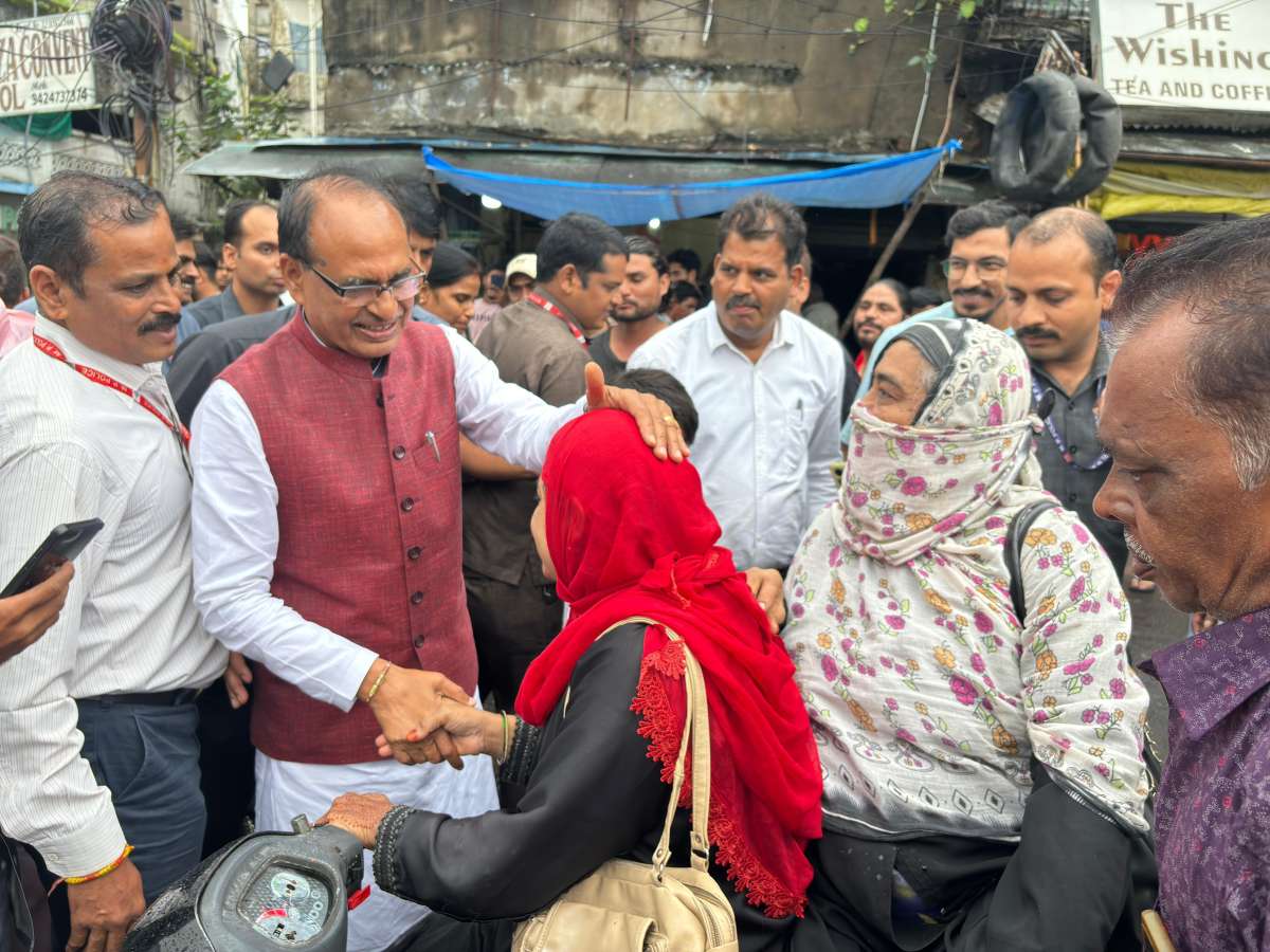 Shivraj Singh Chouhan receives warm welcome in Bhopal, enjoys tea, 'paan' with locals | VIDEO