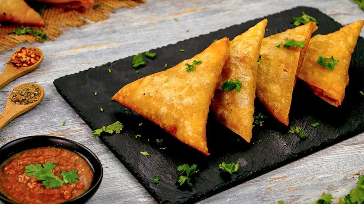 Enjoy your weekend with this easy, delicious recipe of Pizza Samosa at home