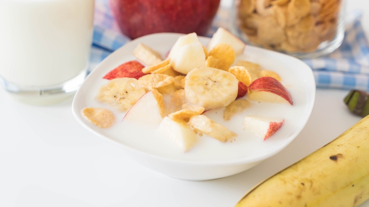 Is eating banana with milk beneficial or harmful for health, know what expert has to say