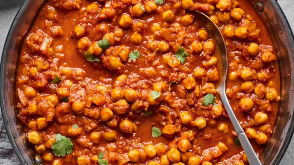 Fond of Chana Masala? Try THIS quick recipe at home with minimal ingredients