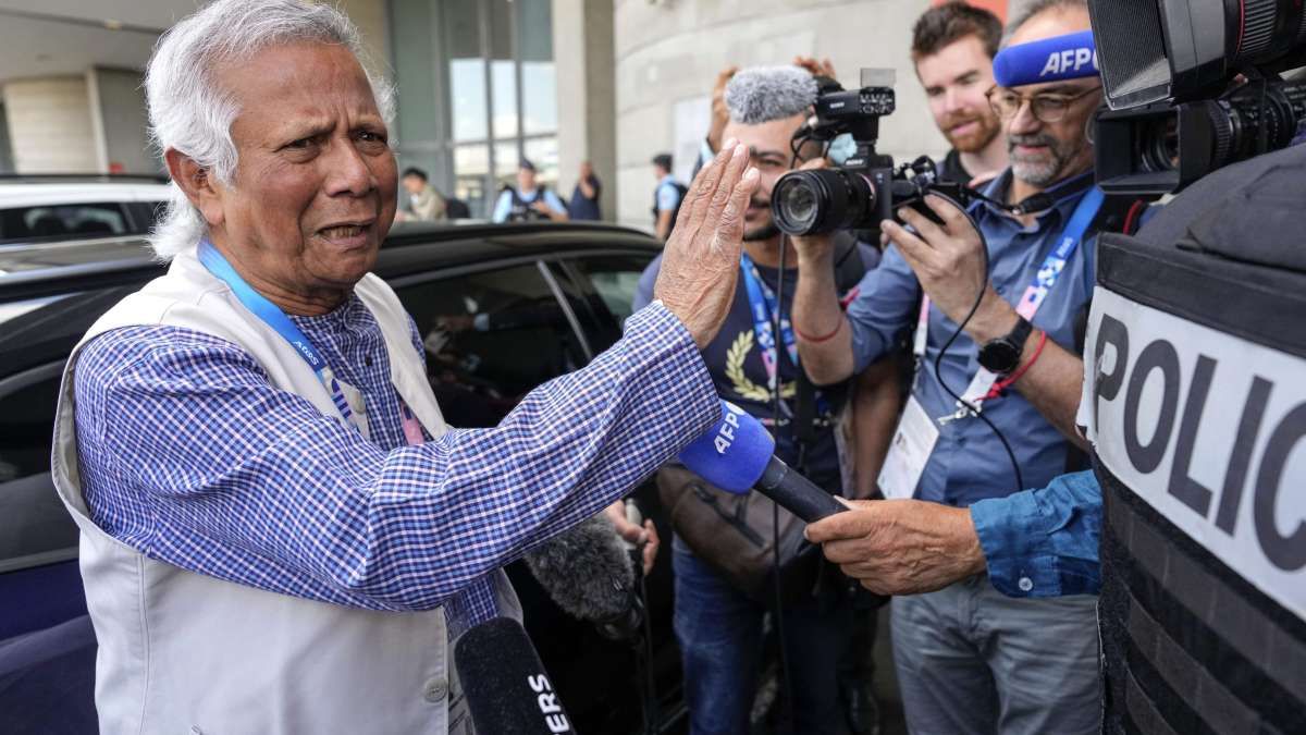 Bangladesh interim govt chief Yunus evades questions from Indian media in New York | Video goes viral