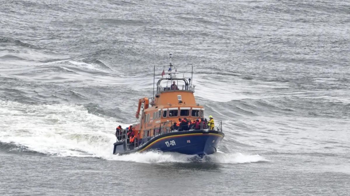 France: 13 killed as boat with 50 migrants capsizes in English Channel, massive rescue operation on – India TV