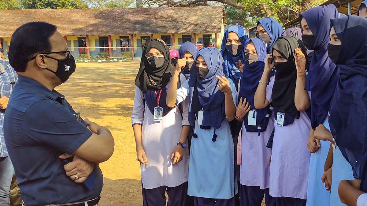 Udupi principal, who stopped girls from wearing Hijab, not to get best teacher award after SDPI's opposition