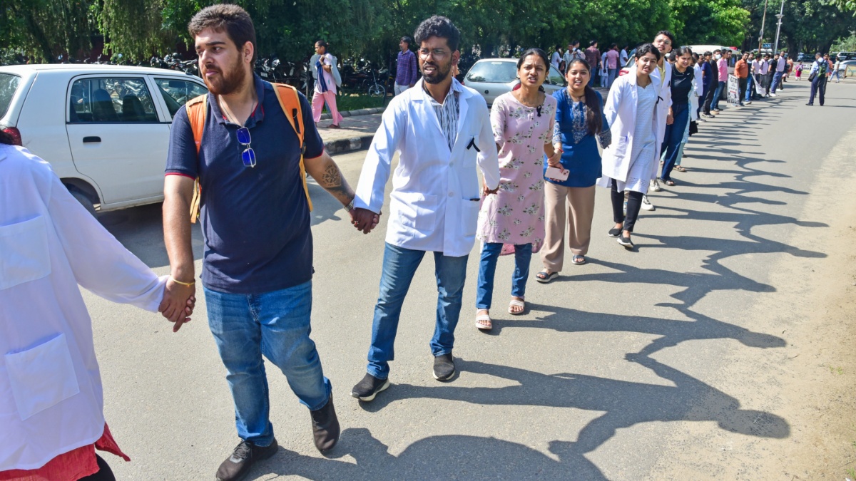 Kolkata: Junior doctors to resume emergency services from Saturday, plan protest march tomorrow