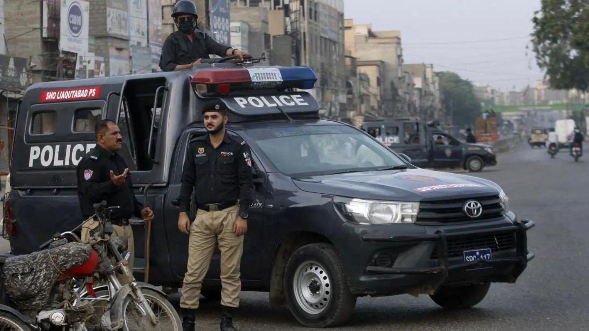 Pakistan policeman first saves accused of insulting Prophet Muhammad from mob, later kills him in custody