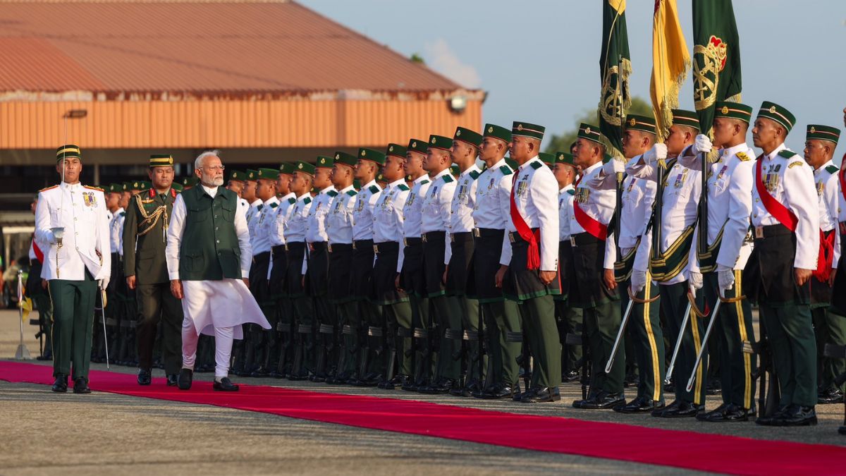 PM Modi lands in Brunei Darussalam, receives grand welcome from Crown Prince | VIDEO