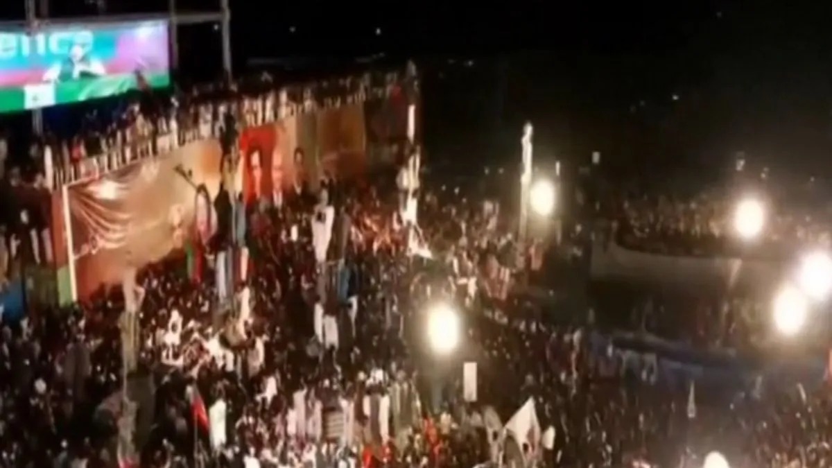 Pakistan: Chaos erupts as Imran Khan’s supporters clash with police during Islamabad rally