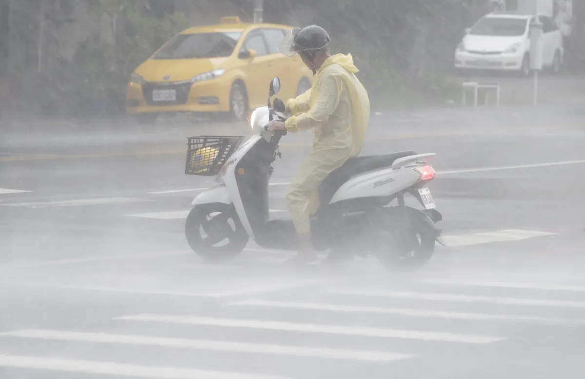 Typhoon Krathon hits Taiwan