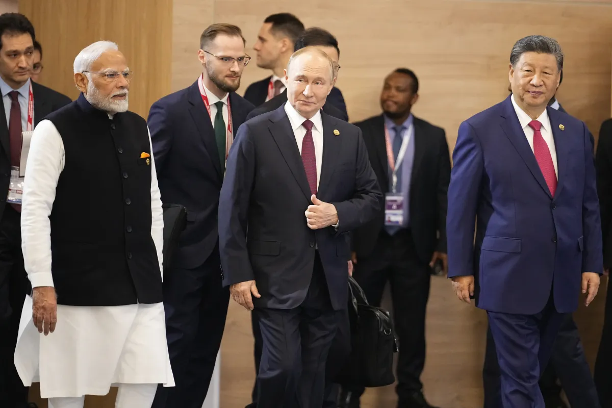Chinese President XI Jinping (R), his Russian counterpart Vladimir Putin (Centre) and Prime Minister Narendra Modi (L) at the BRICS Summit in Kazan.