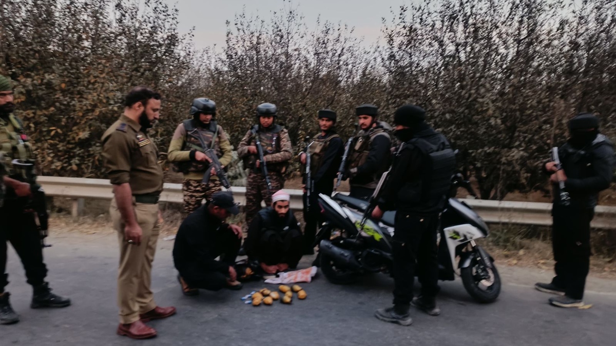 Security forces arrests terror associate in Pulwama, seize 12 grenades, one pistol – India TV Security forces arrests terror associate in Pulwama, seize 12 grenades, one pistol – India TV