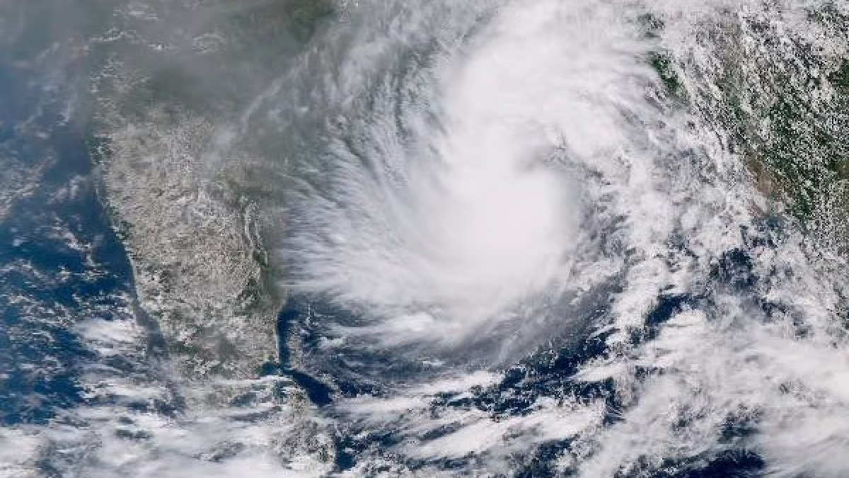 Cyclone Dana LIVE Updates: Evacuation underway as storm set to make  landfall on Friday morning – India TV