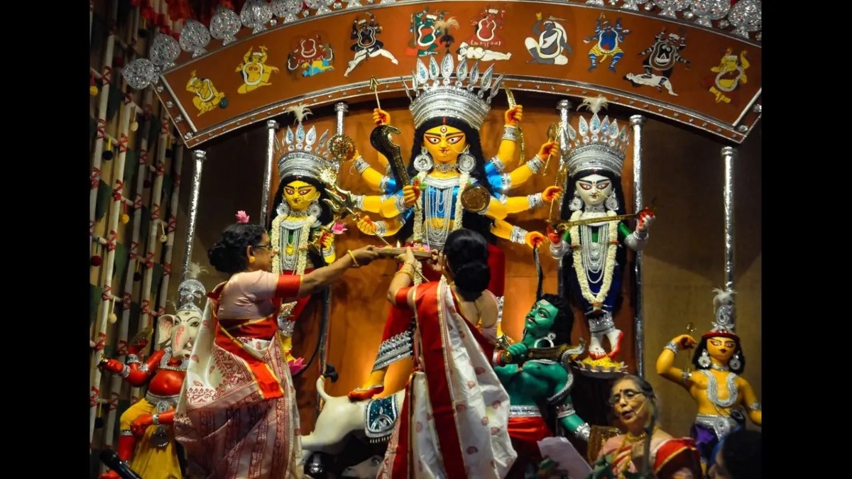 Thieves looted gold, silver ornaments worth Rs 10 lakh from Durga Puja pandal in Odisha’s Jajpur – India TV Thieves looted gold, silver ornaments worth Rs 10 lakh from Durga Puja pandal in Odisha’s Jajpur – India TV