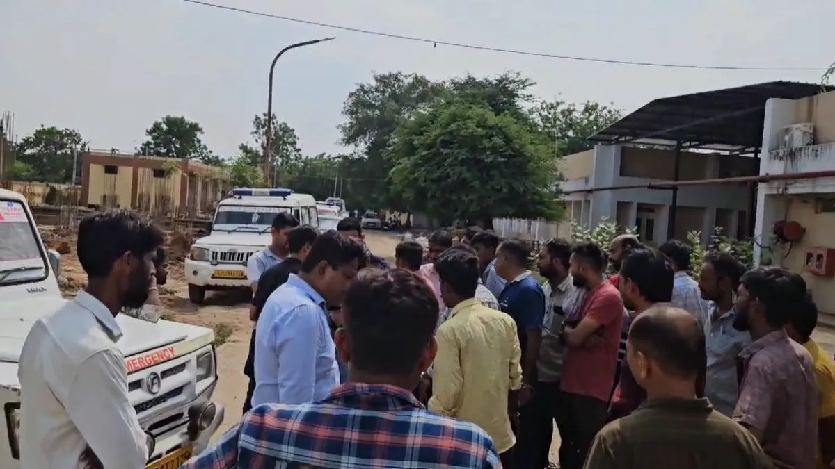 Five workers die due to asphyxiation while cleaning sludge Tank at agrotech firm in Gujarat’s Kutch, probe initiated – India TV Five workers die due to asphyxiation while cleaning sludge Tank at agrotech firm in Gujarat’s Kutch, probe initiated – India TV